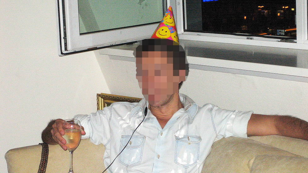 SJAMPIS OG PARTYHATT: Den svenske playboyen, levemannen og svarteb�rshandleren skal if�lge Euroteam ha v�rt delaktig da selskapet lurte FIFA trill rundt i forbindelse med billettkj�p fra fotballforbund i Afrika. Foto: Privat