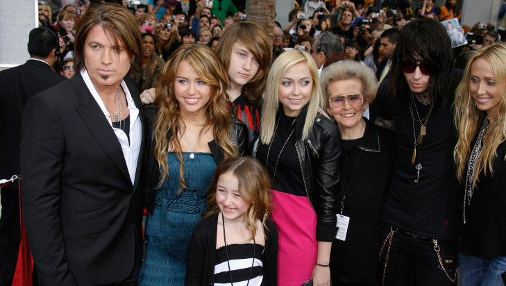 CYRUS-KLANEN: Her er hele Cyrus-klanen samlet til premieren av Miley Cyrus' �Hannah Montana�-film i 2009. Foto: STELLA PICTURES