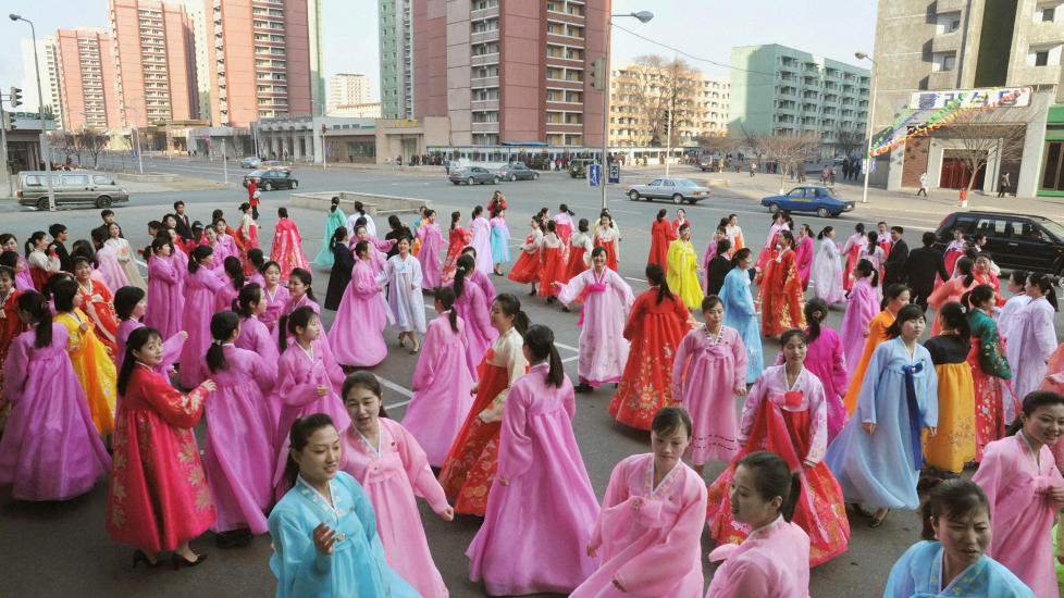 FEIRING: Hotellansatte i Pyongyang danser for � feire f�dselsdagen til Nord-Koreas leder Kim Jong-Il 16. februar 2011. Foto Reuters/Scanpix