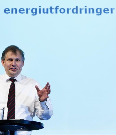I TENKEBOKSEN: Statsr�d Terje Riis-Johansen (Sp) og OED vurderer om de vil gi innspill til EUs energipolitikk innen h�ringsfristen i mars. Foto: Gorm Kallestad / Scanpix