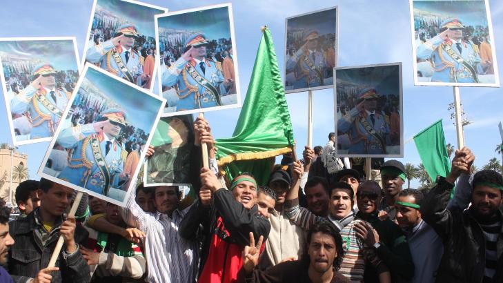 PROPAGANDAKAMPEN:  If�lge nyhetsbyr�ene, p�g�r n� kampene mellom pro- og anti-demonstranter i hovedstaden Tripoli. Men p� grunn av streng sensur, er det kun bilder av Kadhafi-tilhengere som kommer ut fra Libya. Foto: EPA/SABRI ELMHEDWI/Scanpix