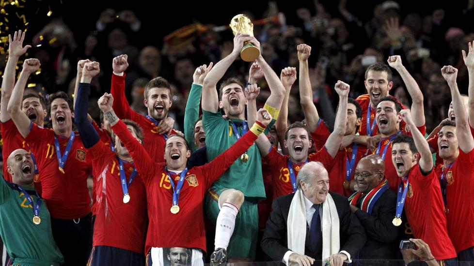 FOTBALL-VM FOR ALLE: Under sommerens VM-sluttspill i S�r-Afrika delte TV 2 og Viasat p� rettighetene. Sistnevnte viste halvparten av kampene gratis, mens halvparten gikk p� betalingskanaler. En fersk EU-dom tar sikte p� � forby eksklusiv kringkasting av hendelser de anser som sv�rt viktige for samfunnet. Foto:   EPA/KERIM OKTEN FILE