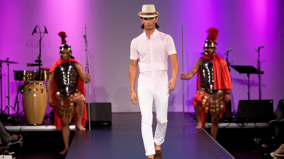 MED I 2008: Gutta bak merket Julius Caesar har ikke v�rt med p� Oslo Fashion Week siden 2009. I kveld, p� slaget tolv, lanserer de sin nye kolleksjon p� nett. Dette er fra visningen under moteuka for litt over to �r siden. Siden den gang har stilen til designduoen forandret seg noe. Foto: Eirik Helland Urke / Dagbladet