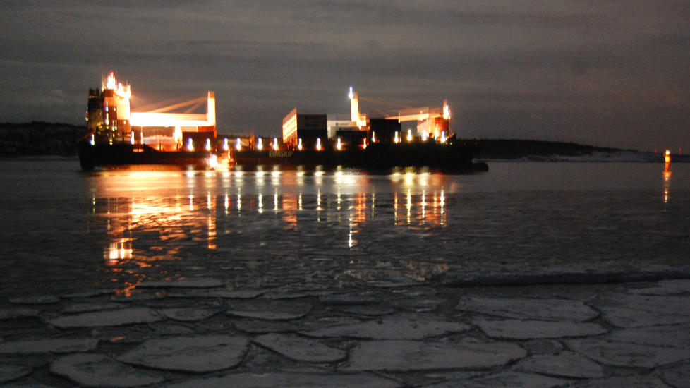 PÅ GRUNN:  Konteinerskipet «Godafoss» grunnstøtte utenfor Fredrikstad klokka 20.30 i kveld.  Foto: Ragnar Bjørck