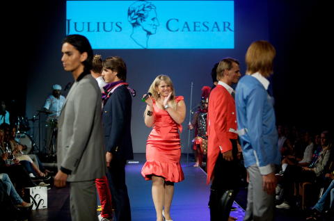 DESIGNDEBUT: Merket Julius Caesar hadde sin f�rste separatvisning under moteuka i 2008, hvor Maria Haukaas-Mittet stilte med underholdning. Foto: Eirik Helland Urke / Dagbladet