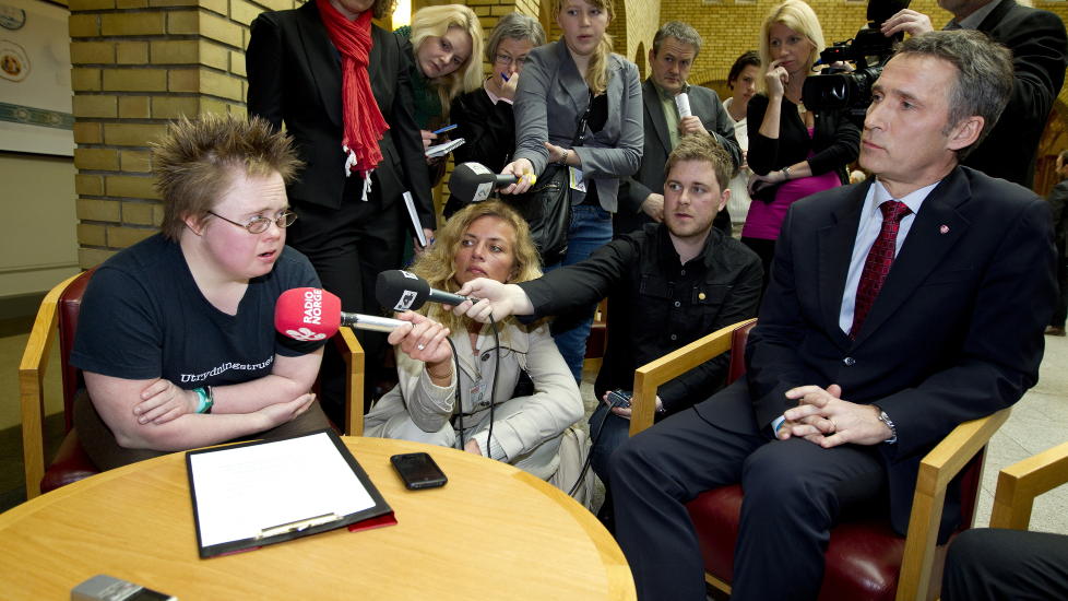 OVERRASKELSESBES�K: Marte Wexelsen Goks�yr, som har Downs syndrom m�tte statsminister Jens Stoltenberg etter Stortingets sp�rretime onsdag. Foto: Gorm Kallestad / Scanpix