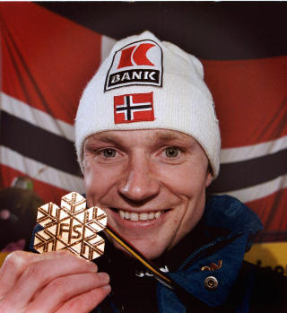 1999-VINNER: Bjarte Engen Vik med gullmedaljen fra Ramsau, da Norge sist tok et inviduelt gull i kombinert. Foto: Scanpix
