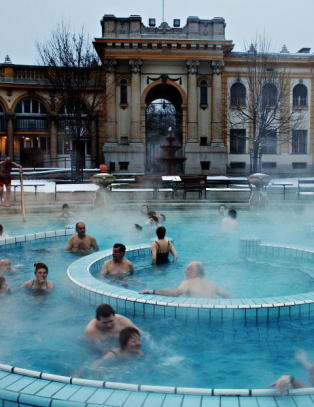 Sv�mmer rundt i 38 pluss mens sn�en laver ned