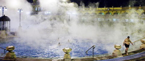 Sv�mmer rundt i 38 pluss mens sn�en laver ned