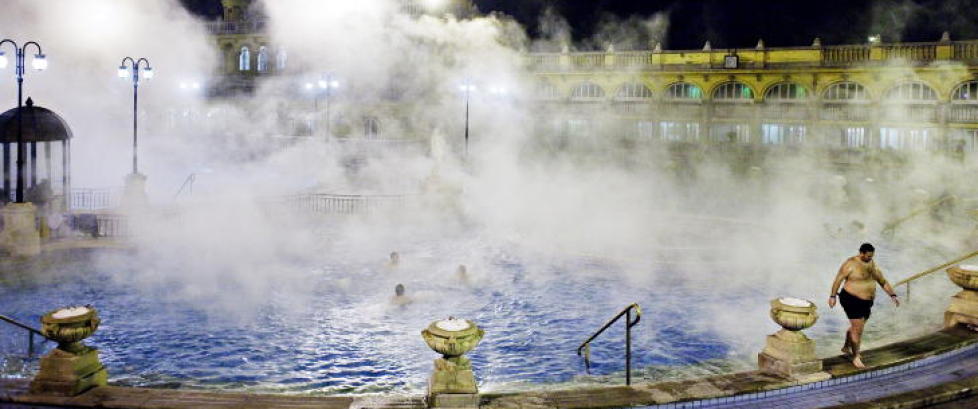 Sv�mmer rundt i 38 pluss mens sn�en laver ned