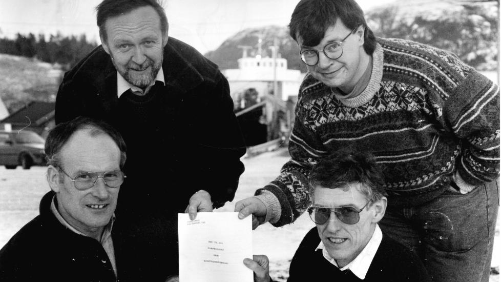 DEN GANG DA: Da Bjarne H�kon Hannssen (�verst til h�yre) ble heltidspolitiker var han r�dmann i en liten kommune utenfor Namsos som heter Fosnes. Her presenterer han planene for en ny bro over Seierstadfjorden 1990. Det er fortsatt ikke bygd bru til J�a. Foto: SVEIN-TORE HOVD/NAMDALSAVISA