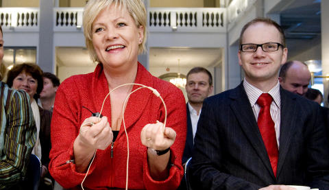 DEN GANG DA: Ole Morten Geving var statssekret�r i Finansdepartementet for Senterpartiet fra 2007-2010. Her sammen med finansminister Kristin Halvorsen 2009. I dag er Geving direkt�r i Sparebankforeningen. Foto: H�KON MOSVOLD LARSEN/SCANPIX