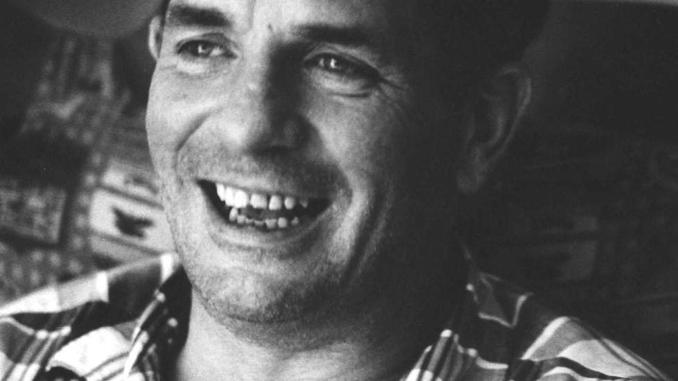 TILBAKE TIL NORGE: Over 50 �r etter at den f�rste boka hans kom ut p� norsk, er Jack Kerouac aktuell p� ny, i to norske utgivelser om beatgenerasjonen i amerikansk litteratur. Her er han fotografert i 1967. Foto: SCANPIX / AP Photo/Stanley Twardowicz