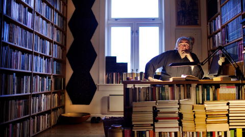 Lever for b�kene: Ole Robert Sunde har v�rt forfatter i over tretti �r uten � sl� gjennom. - Jeg var villig til � spise graut og skure gulv hver dag bare jeg fikk st� med ei h�ndfast bok i hendene, sier han fra skrivestua p� Bislett i Oslo. 


Foto: Agnete Brun / Dagbladet
