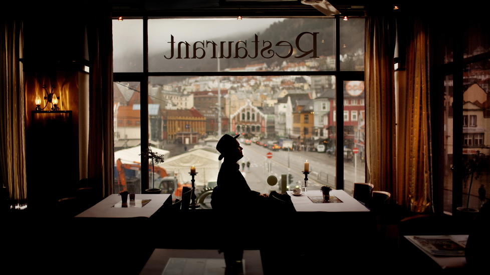 Kaf�kontor: N� m� Henning  H. Bergsv�g belage seg p� � sitte p� kaf� og skrive, stipendet er snart brukt opp og poeten har ikke r�d til kontor.. 


Foto: Agnete Brun / Dagbladet