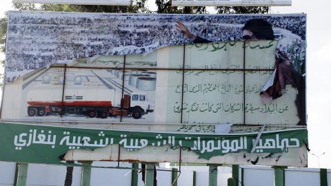 MUAMMAR REVET BORT: Dette bildet har nyhetsbyr�et Ap f�tt tak i fra byen Benghazi, og viser en plakat av landets leder, som er revet i stykker. P� grunn av sensur og vanskeligheter med � jobbe i Libya, klarer ikke Ap � verifisere bildets historie. unrest in Benghazi, Libya. Foto: Ap/Scanpix
