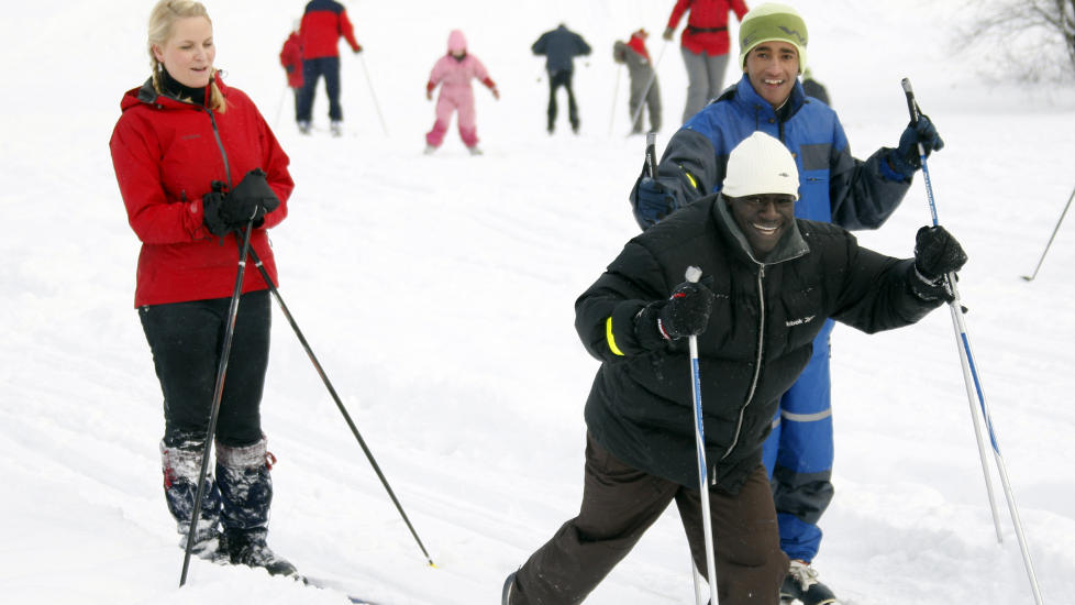 TIDLIG KR�KES: Kronprinsesse Mette Marit stiller som ivrig skil�rer for noen av v�re nye landsmenn, her ved en skole i Asker. Foto: Lise �serud/Scanpix