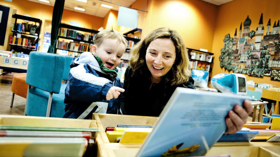 Leseglede: Stortingsrepresentant Gunn Karin Gjul vil erstatte bokavtalen mellom forleggere og bokhandler med en boklov. Her er hun p� biblioteket med s�nnen Vemund. Foto: Thomas Rasmus Skaug