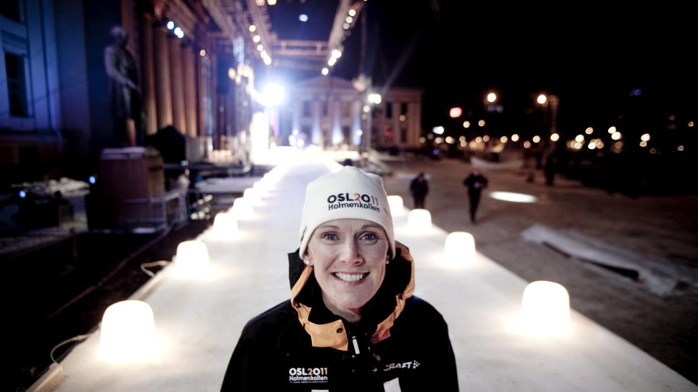ROCKESTJERNE: Bente Skari har bedt om at ut�verne skal feires som rockestjerner. Og det blir de. Her st�r Skari p� den 70 meter lange catwalken p� VM-scenen p� Universitetsplassen i Oslo. Foto: Sveinung U. Ystad, Dagbladet