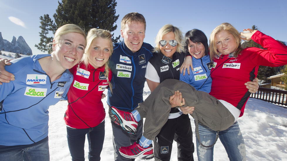 VM-JENTER: Landslagstrener Egil Kristiansen sammen med Kristin St�rmer Steira (fra venstre, Therese Johaug, Vibeke Skofterud, Marit Bj�rgen og Marthe Kristoffersen i Seiser Alm f�r VM. Foto: Heiko Junge / Scanpix