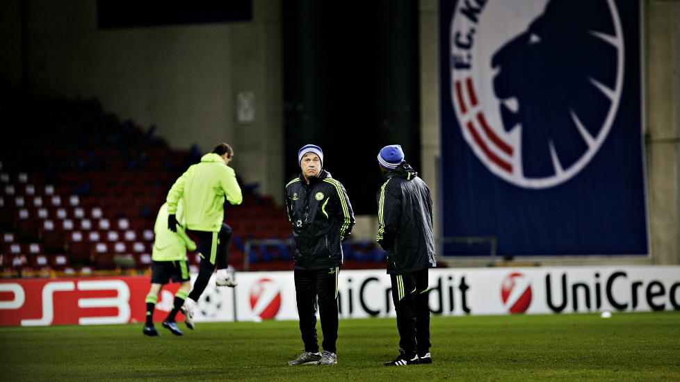 TUNGE TIDER: Carlo Ancelotti under g�rsdagens trening, med to av de spillerne han mener er i god nok form, Petr Cech og John Terry. Foto: Kristian Ridder-Nielsen/Dagbladet.