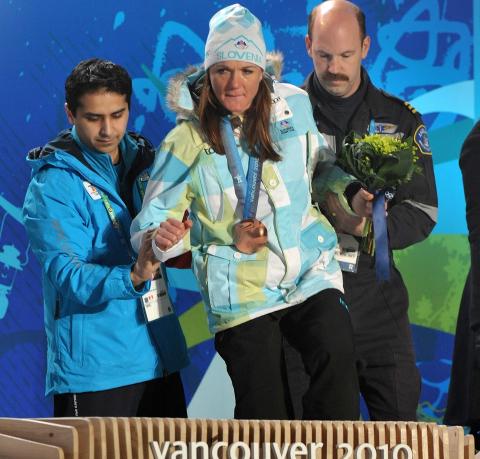 SMERTER: Petra Majdic m�tte ha hjelp til � komme seg opp p� medaljepodiet i Vancouver-OL. Foto:  Scanpix/AP
