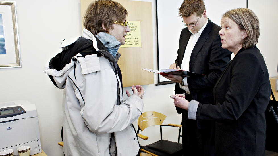 -YDMYKE: M�te i dag p� Ammerudlunden sykehjem mellom de ansatte, Aecco Helse, Oslo kommune og fagforbundet.  Per Egil Johansen i fagforbundet (f.v) mener Nina Aass og Lasse Kirkeberg i Adecco virket ydmyke. Foto: Nina Hansen / Dagbladet