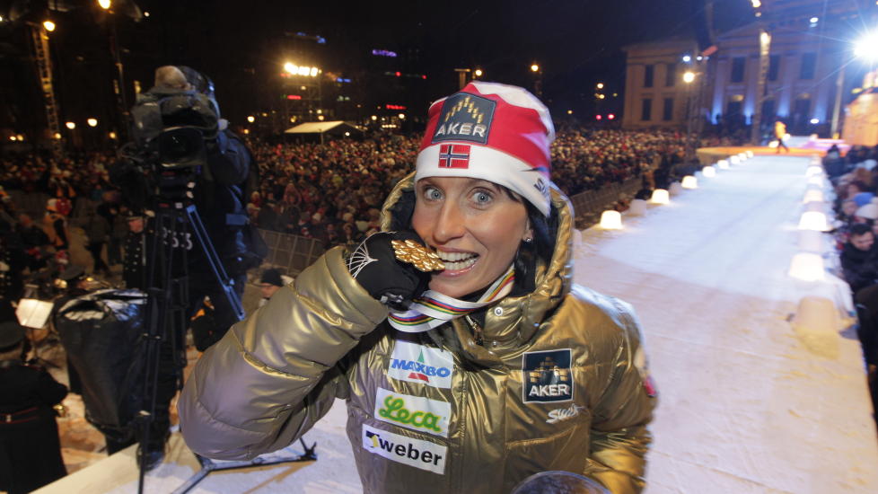 HYLLET FORAN FOLKEHAVET: Marit Bj�rgen mottok gullmedaljen p� Universitetsplassen i Oslo litt over klokka halv �tte i kveld. 
Foto: Erlend Aas / Scanpix