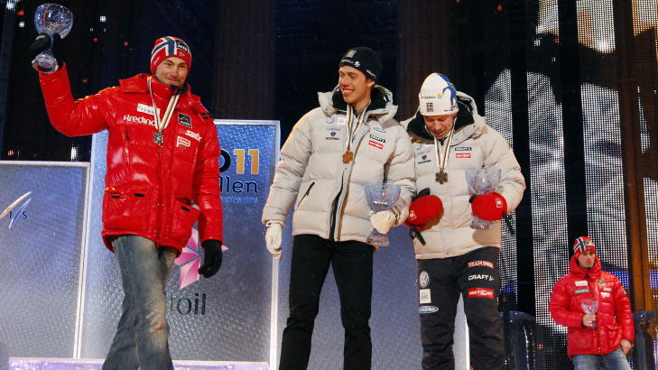 NESTE GANG, PETTER...: Petter Northug insisterte p� at han var storforn�yd med s�lv p� sprinten. Men det store m�let er � ta en individuell gullmedalje - og neste sjanse kommer p� s�ndagens 30-kilometer. Der kommer dagens gullvinner Marcus Hellner (i midten) igjen til � v�re en av de t�ffeste konkurrentene. Til h�yre Emil J�nsson. 

Foto: Lise �serud / Scanpix