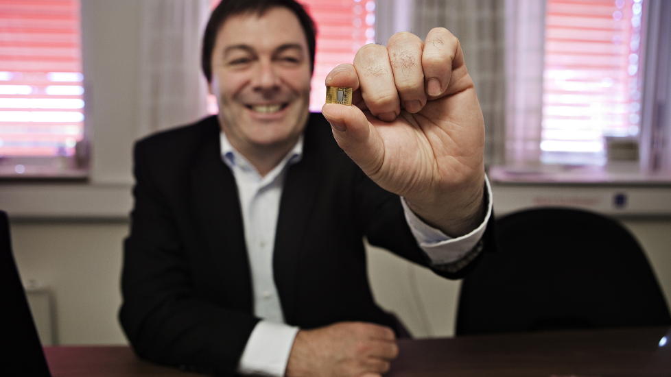 DENNE LESER FINGEREN DIN: Ralph W. Bernstein ved IDEX viser frem fingeravtrykksavleser som kan festes bankkort. Fingeravtrykket leses av, og godkjenner om det er rett eier som holder i kortet. Denne bruken av biometri vil v�re l�sningen i fremtiden - skal man tro ekspertene rett. Dette skal visstnok v�re den beste teknologien for � unng� ID-tyveri. Foto: Jo Straube / Dagbladet