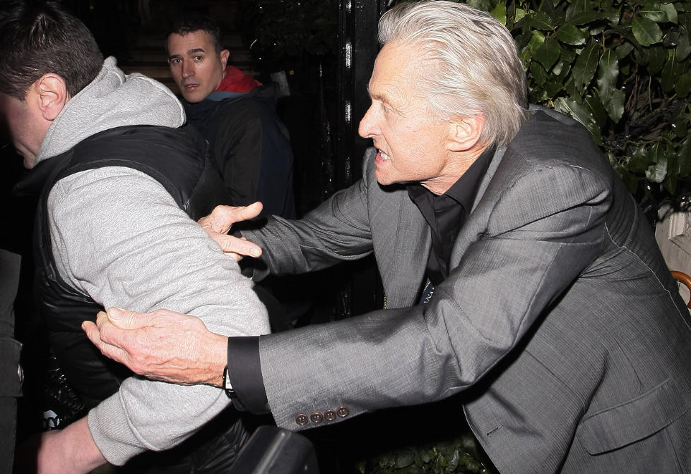 GIKK TIL ANGREP: Michael Douglas rykket ut til konas forsvar da hun hevdet at en paparazzi slo henne p� vei inn i en restaurant. Foto: Pa Photos/Scanpix