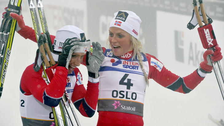 TO P� PALLEN: Bronsevinner Therese Johaug (t.h.) gratulerer gullvinner Marit Bj�rgen.Foto: Eirik Helland Urke/Dagbladet