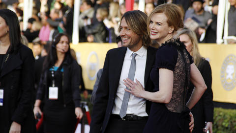 KAN OGS� VINNE: Nicole Kidman er nominert til prisen for beste skuespillerinne for rollen i �Rabbit Hole�. Her er stjernen med countryektemannen Keith Urban. Foto: Scanpix