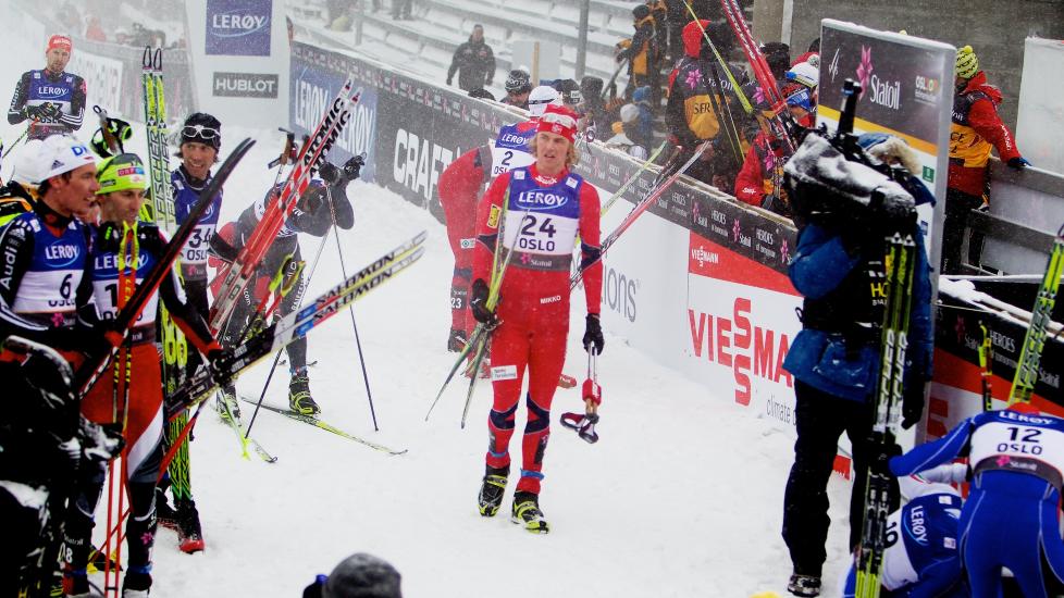 KOMBI-NEDTUR: Mikko Kokslien (nr. 24) gikk et godt langrenn, men var et par-tre meter for kort i hoppbakken til � blande seg inn i medaljekampen. Foto: Eirik Helland Urke / Dagbladet
