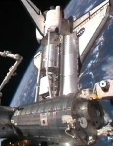 Discovery framme ved ISS