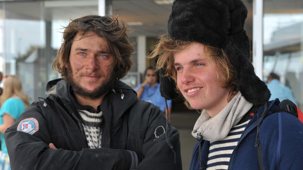 P� NEW ZEALAND: Jarle Andh�y og Samuel Massie ble tatt i mot av ambassader�d H�vard Austad og norsk presse da de landa p� New Zealand s�ndag kveld. Foto: Neil Macbeth