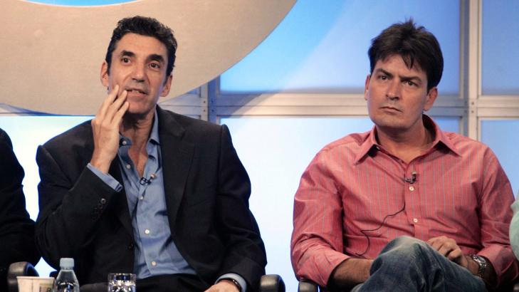 I KRIG: �Two and a Half Men�-stjerna Charlie Sheen (45) har de siste dagene g�tt kraftig ut mot seriens skaper Chuck Lorre (t.v.). Foto: Ap / Scanpix