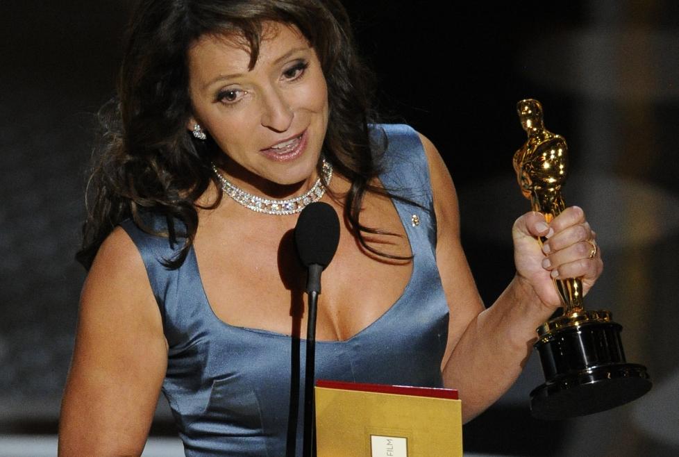 NORDISK OSCAR: Den danske regiss�ren Susanne Bier mottar Oscar for Mikael Persbrandt-filmen I en bedre verden. Hun bar en kjole av den danske designeren Elise Gug. Foto: SCANPIX