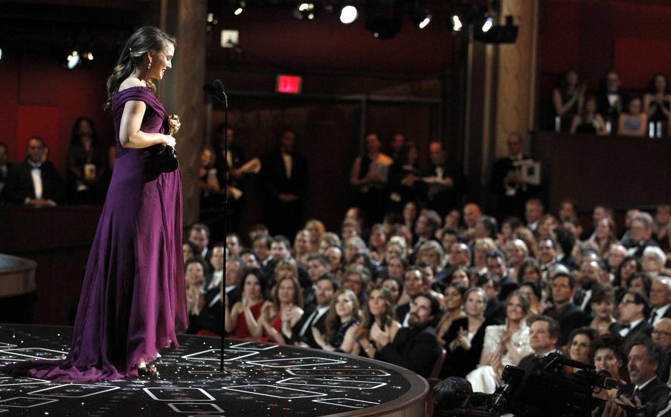 GRAVID OG BEVEGET: Natalie Portman mottok pris for beste skuespillerinne og takket forloveden Benjamin. Foto: SCANPIX