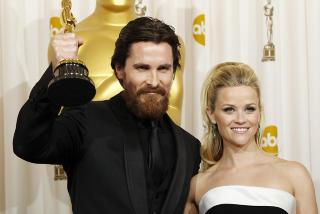 GLEMTE KONAS NAVN: Skuespiller Christian Bale med birolle-Oscar, her sammen med prisutdeler Reese Witherspoon. Foto: SCANPIX
