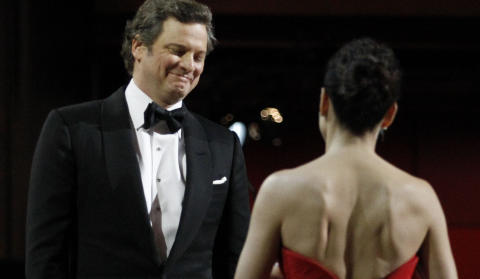BESTE SKUESPILLER: Ble Colin Firth, som mottok prisen av Sandra Bullock. Foto: SCANPIX