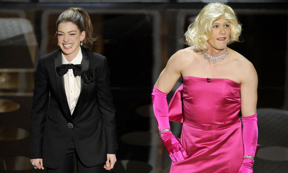 STILTE SOM MARILYN: Til tross for at han stilte utkledd som Hollywood-ikonet Marilyn Monroe, slaktes Oscar-vert James Franco (32) for sin sceneinnsats. Kritikerne er imidlertid noe snillere mot Anne Hathaway (28). Foto: Afp / Scanpix