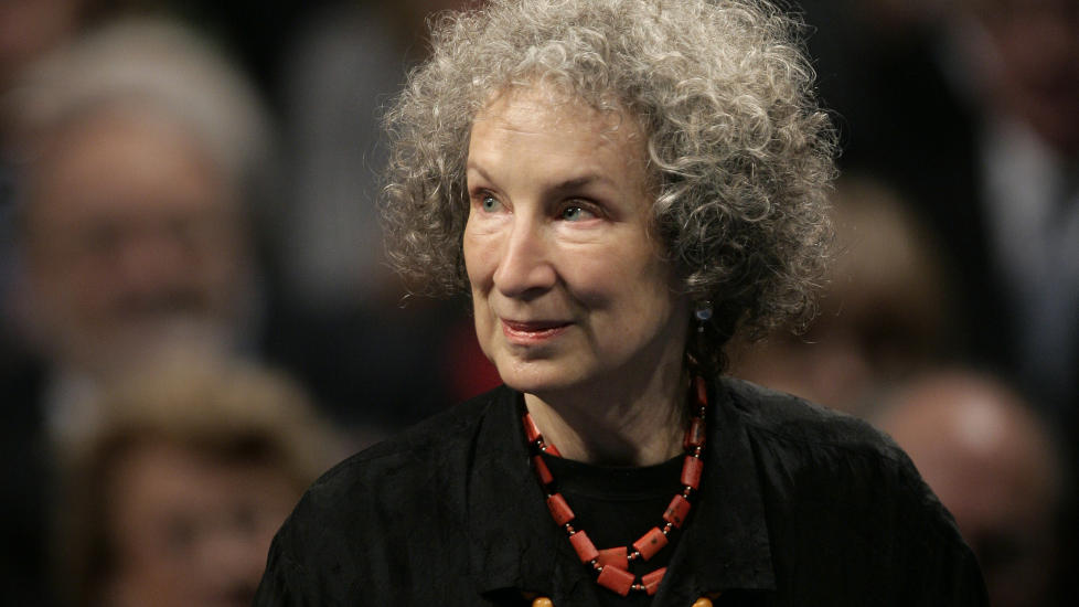 STOR ROMAN: Den kanadiske diktningens dronning, Margaret Atwood, har skrevet en suggererende vakker skrekkvisjon av framtida for menneskeheten.  Foto: SCANPIX /AP /Daniel Ochoa de Olza