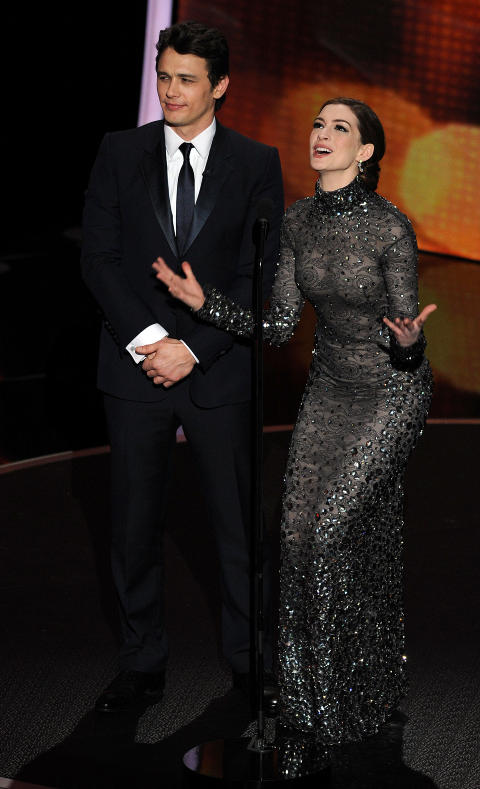 - INGEN KJEMI: Kritikere mener at �rets Oscarr-verter James Franco og Anne Hathaway er for ulike til at det kunne ha fungert mellom dem p� scena. Foto: Afp / Scanpix