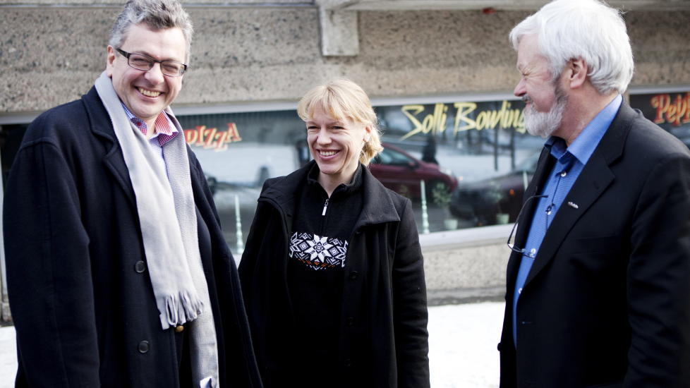 NY DIREKT�R:
Kulturminister Anniken Huitfeldt og styreleder i spr�kr�det, Ottar Grepstad, presenterer den nye direkt�ren i spr�kr�det Arnfinn Muruvik Vonen (tv) i Oslo mandag.
Foto: Thomas Winje �ijord / Scanpix