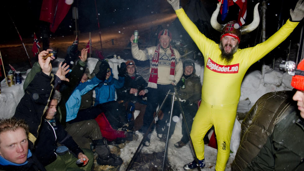 KOLLENFEST:  Asle Hansen, ogs� kjent som Kongen av VM, overnattet i VM-l�ypa. Foto: �istein Norum Monsen/DAGBLADET.