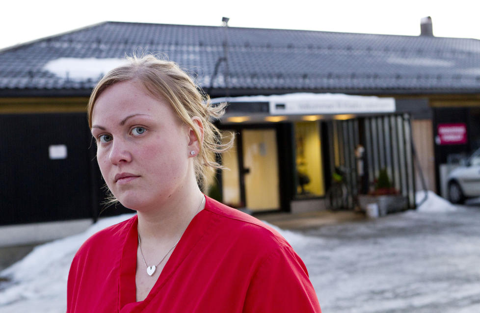 F�LER SEG LURT: Johanna Backstr�m (23) fra G�teborg m� bo p� et pasientrom med bare seng og vask p� arbeidsplassen Kl�bu sykehjem. Hun mener Adecco bevisst lurer svenske pleiere som s�ker jobb i Norge. - Jeg har ikke noe privatliv, sier hun. Foto: OLE MORTEN MELG�RD