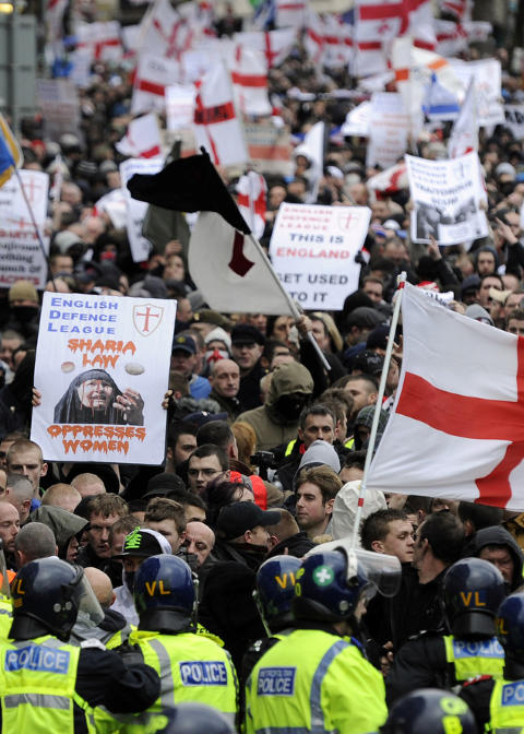 MANGE DEMONSTRASJONER: Her demonstrerer medlemmer av English Defence League i Luton, 5. februar i år. Foto: Paul Hackett/REUTERS MANGE DEMONSTRASJONER: Her demonstrerer medlemmer av English Defence League i Luton, 5. februar i år. Foto: Paul Hackett/REUTERS