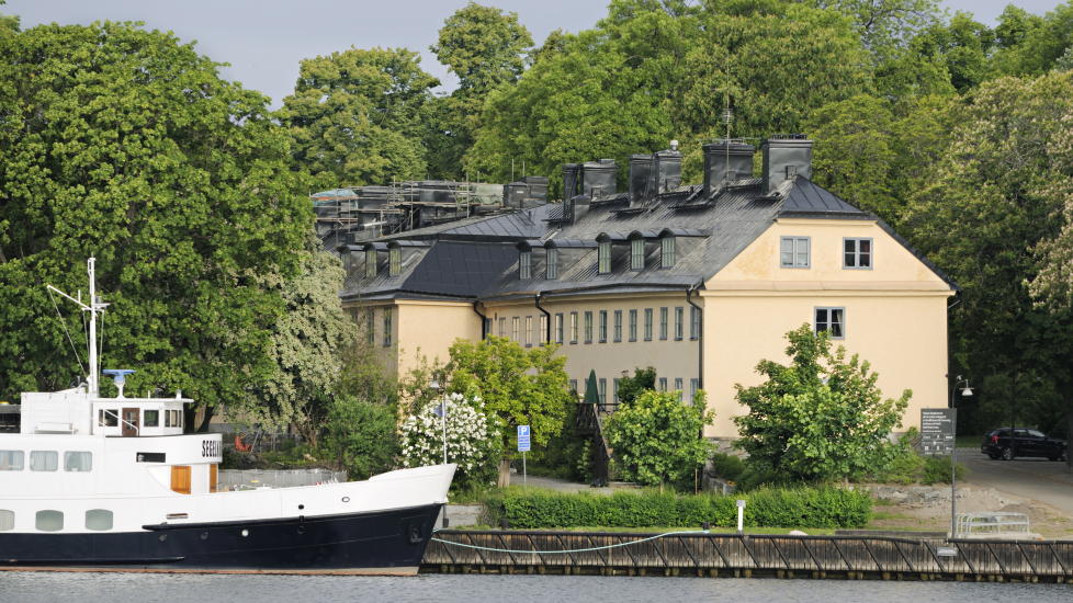 LANGT FRA BYENS LARM: Det er ikke langt til sentrum, men n�r biltrafikk erstattes av b�ter som glir forbi, f�r du f�lelsen av � v�re langt ute i den svenske skj�rg�rden. De gule husene i mur er lave og innbydende, og innvendig venter et interi�r designet av stjernetrioen Claesson Koivisto Rune. Alle foto: Max Plunger