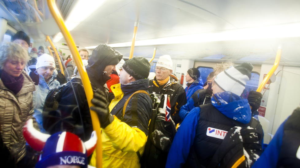 TRANGT OM PLASSEN: I helga m�tte tusenvis av passasjerer vente p� t-banen - den var rett og slett for full av folk som skulle opp � se p� VM i Holmenkollen. N� advarer Ruter om lignende tilstader i dag. Foto: Sara Johannessen / Scanpix